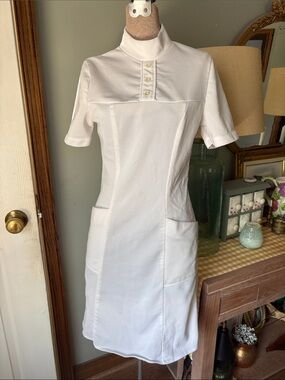 VINTAGE Classic White Short-Sleeve Shift Dress